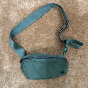Like new Lululemon Everywhere Belt Bag Green 🥝💚